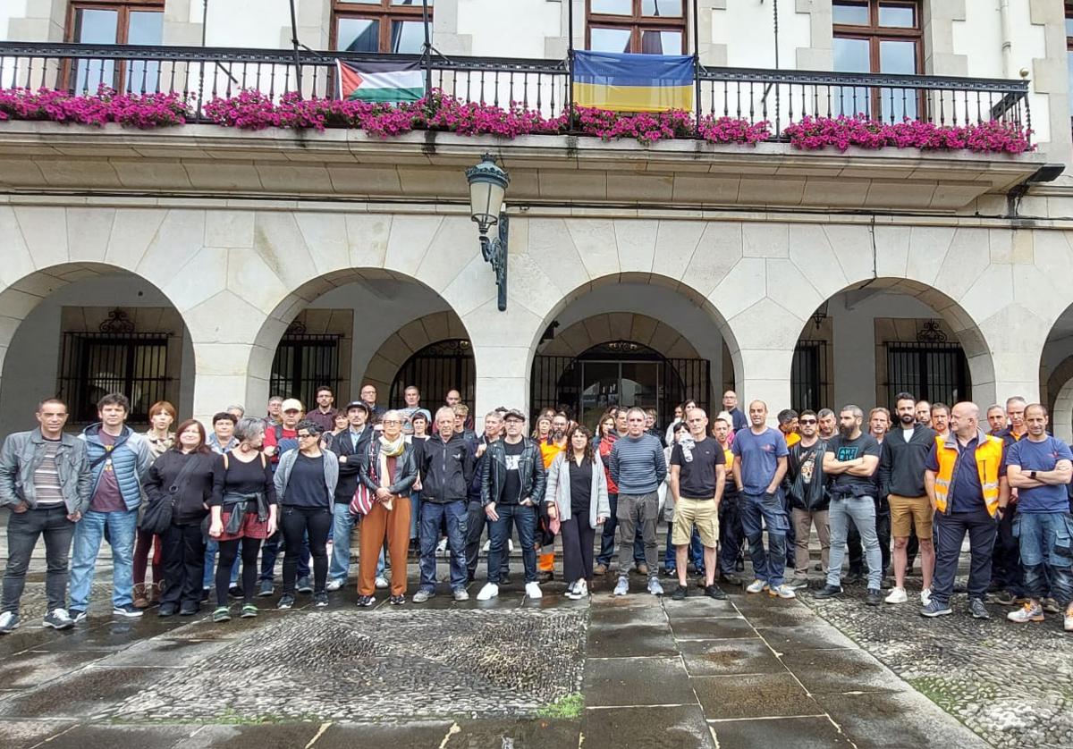 Empleados de la plantilla del Ayuntamiento de Gernika durante la rueda de prensa ofrecida ayer frente al Consistorio de la villa foral.