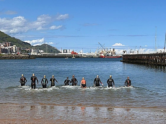 Varios nadadores se adentran en el mar de la playa getxotarra.