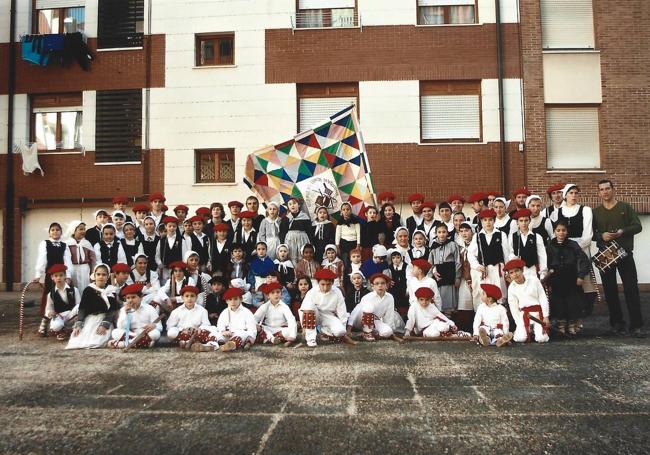 El colectivo goza de una gran cantidad de jóvenes practicando las euskal dantzak.