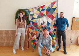 Los jóvenes Laida Ugarte y Andoni Urtiaga posan con elementos típicos de las euskal dantzak junto al experimentado Juan Alberto Narbaiza.