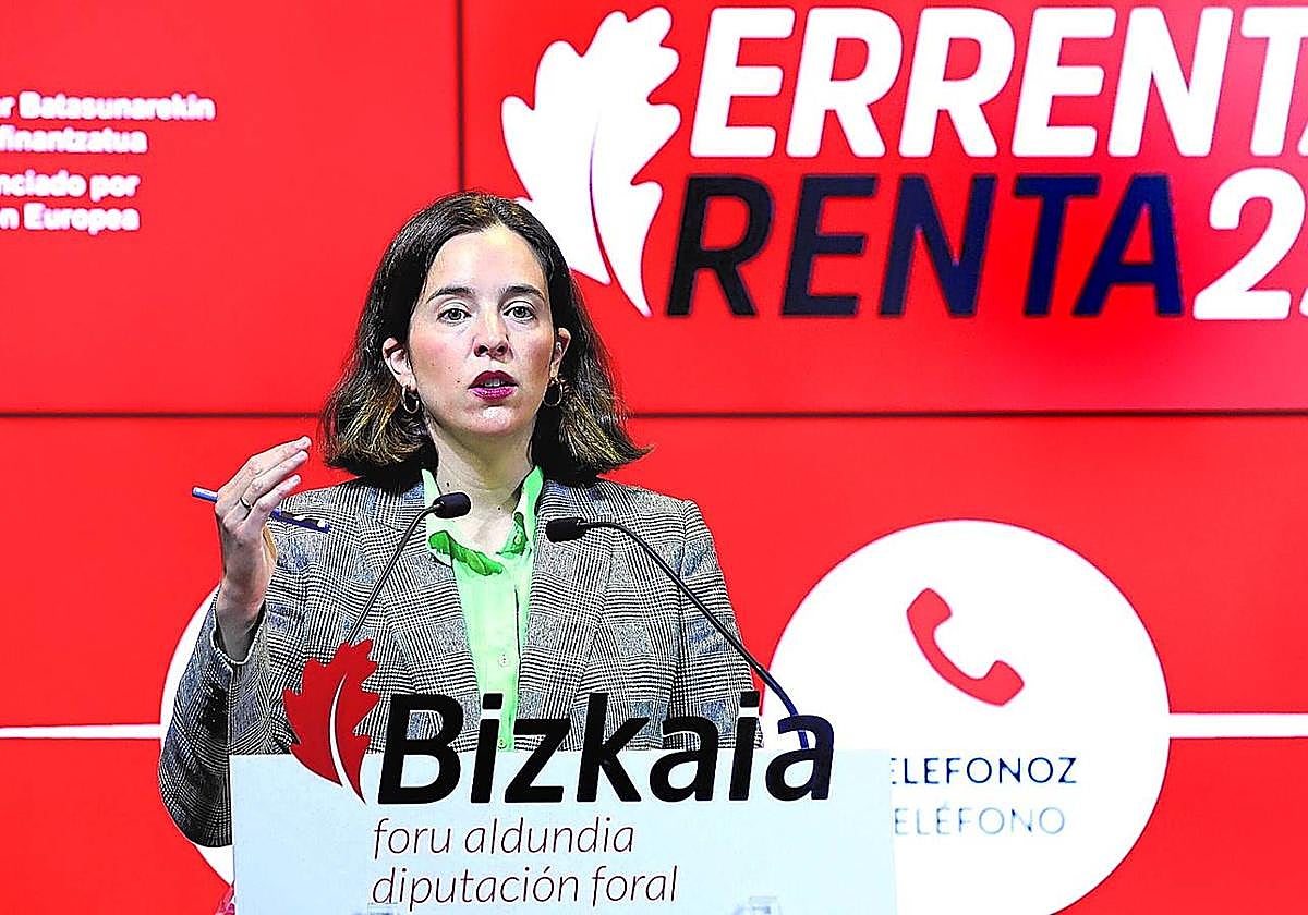 Itsaso Berrojalbiz, responsable de Hacienda de la Diputación de Bizkaia, en una comparecencia ante los medios de comunicación.