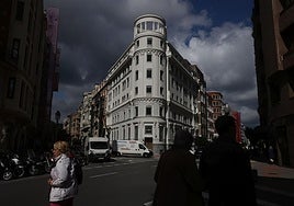 Se han conservado las dos primeras plantas originales y las cuatro superiores se han reconstruido emulando la ornamentación original.