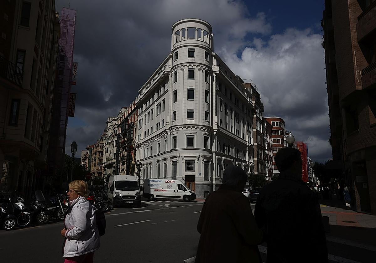 Se han conservado las dos primeras plantas originales y las cuatro superiores se han reconstruido emulando la ornamentación original.