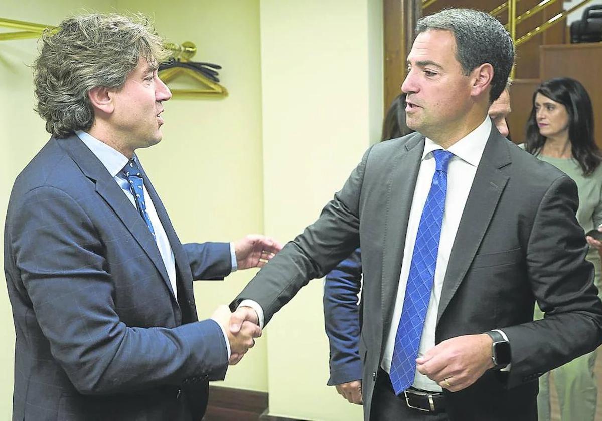 Imanol Pradales y Eneko Andueza se saludan en el Parlamento.