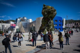 Varios grupos de turistas en el entorno del Guggenheim.