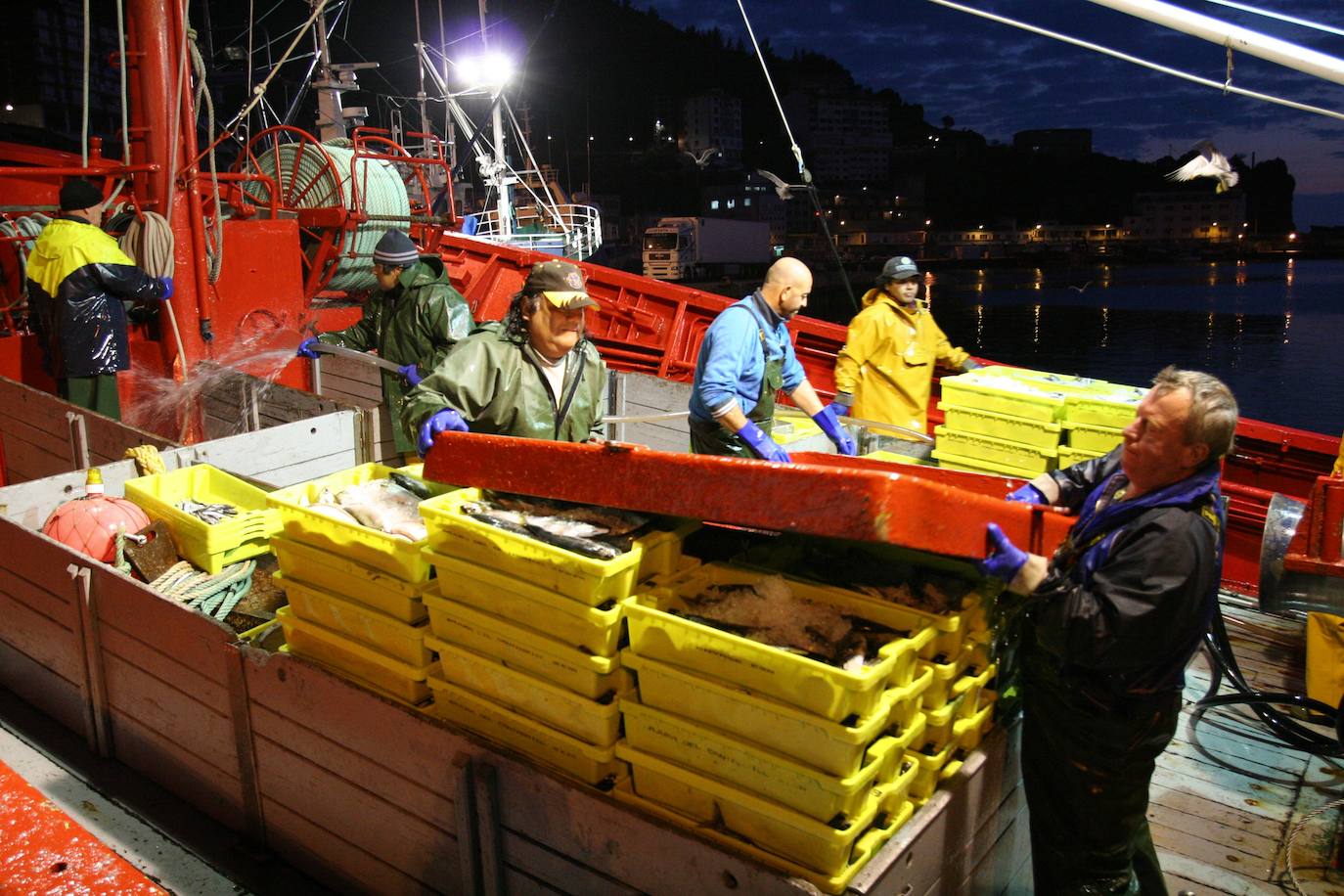 Los arrantzales descargan las capturas a su llegada al puerto de Ondarroa.