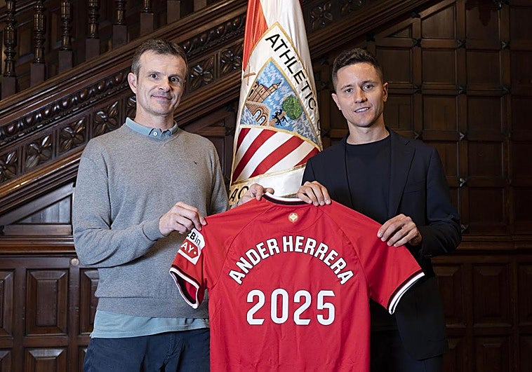 Ander Herrera y el presidente del Athletic, Jon Uriarte.