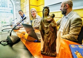 La Virgen de Ileta-Amabizkar, de la ermita de San Cosme y san Damián de Galdames, forma parte de la muestra. Con ella, y de izquierda a derecha, Jesús Muñiz, Ana Otadui y Javier Barrio.