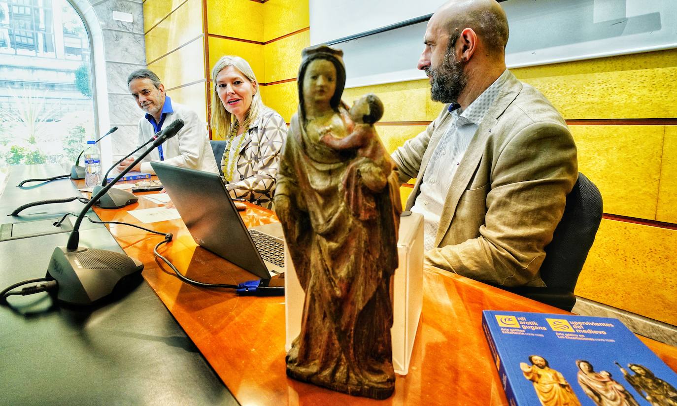 La Virgen de Ileta-Amabizkar, de la ermita de San Cosme y san Damián de Galdames, forma parte de la muestra. Con ella, y de izquierda a derecha, Jesús Muñiz, Ana Otadui y Javier Barrio.