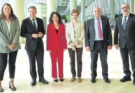 De izquierda a derecha, Ainhoa Garmendia, responsable de Smart Mobility de Iberdrola; José Antonio Santano, secretario de Estado de Transportes y Movilidad Sostenible; Nora Abete, teniente de alcalde y concejala de Movilidad y Sostenibilidad del Ayuntamiento de Bilbao; Sonia Pérez, diputada Foral de Transportes, Movilidad y Turismo de Bizkaia; Julio Ambrona, director comercial de Mercedes Benz en España, y José Miguel Santamaría, director de EL CORREO.