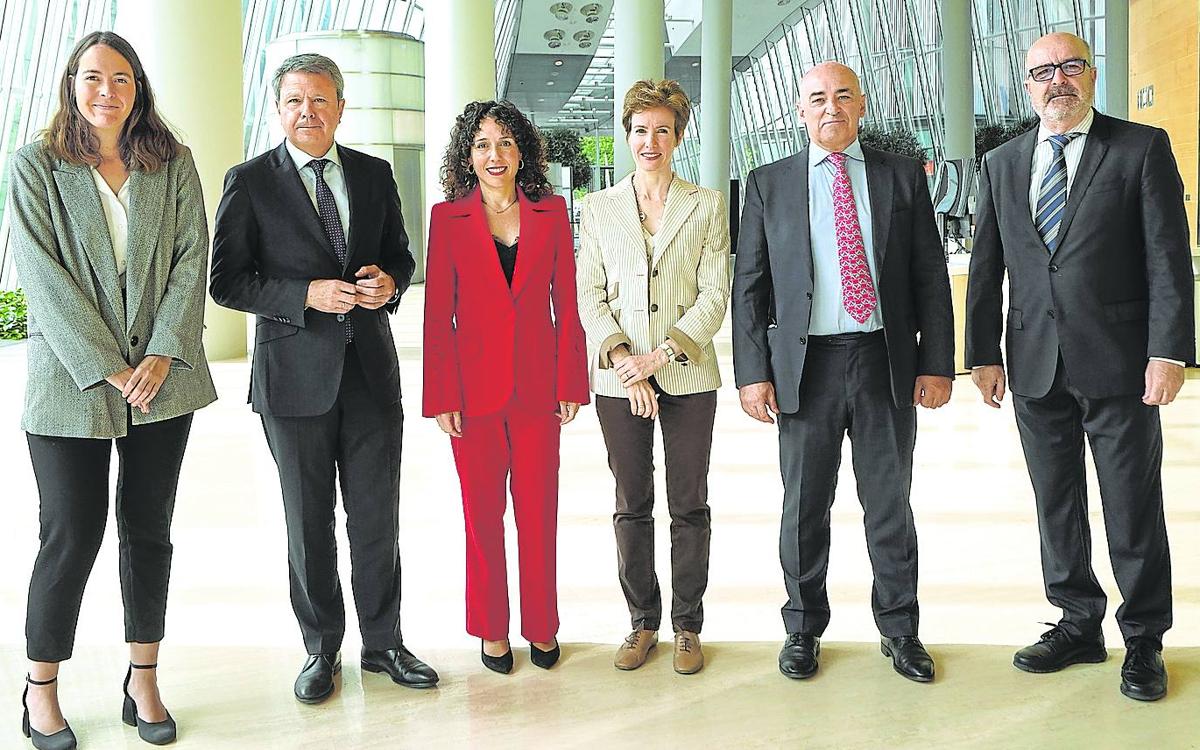 De izquierda a derecha, Ainhoa Garmendia, responsable de Smart Mobility de Iberdrola; José Antonio Santano, secretario de Estado de Transportes y Movilidad Sostenible; Nora Abete, teniente de alcalde y concejala de Movilidad y Sostenibilidad del Ayuntamiento de Bilbao; Sonia Pérez, diputada Foral de Transportes, Movilidad y Turismo de Bizkaia; Julio Ambrona, director comercial de Mercedes Benz en España, y José Miguel Santamaría, director de EL CORREO.