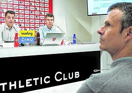 El presidente del Athletic, Jon Uriarte, sigue con atención las explicaciones del director de fútbol del club, Mikel González, y el director de Lezama, Sergio Navarro.