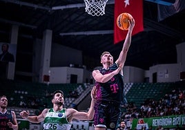 Harald Frey deja la bandeja en un partido de la Champions.