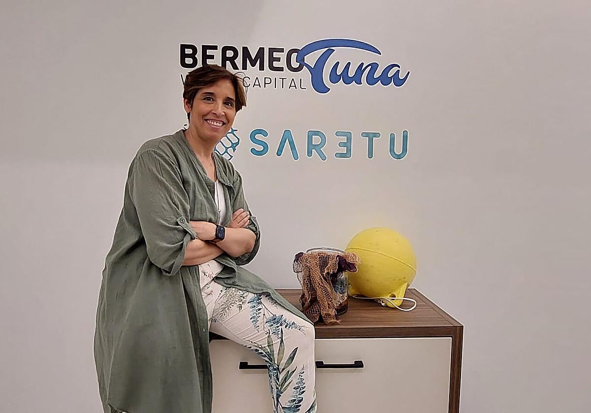 Maitane Leizaola posa en la nueva sede de la asociación BTWC que dirige desde Bermeo.