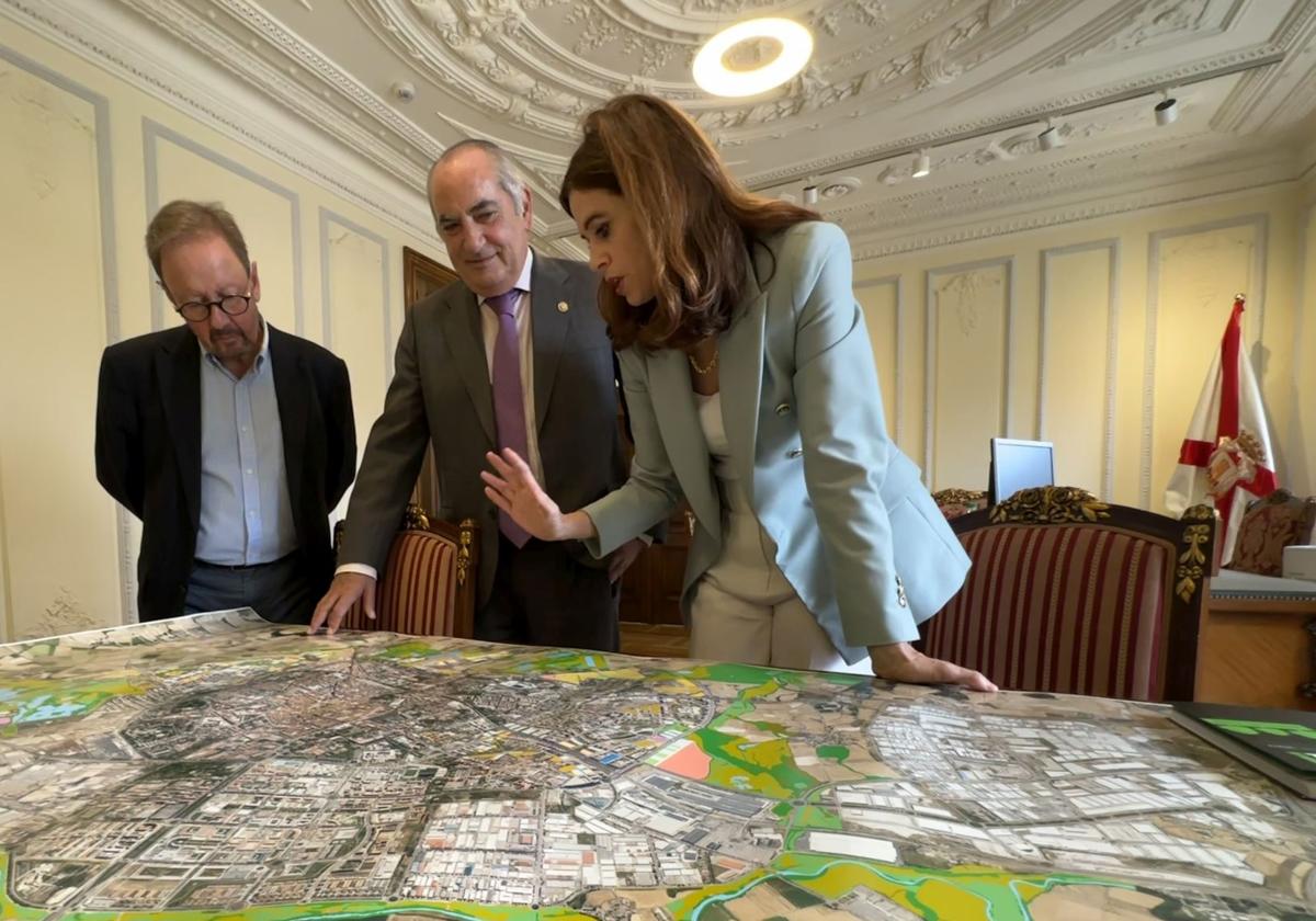 El consejero Iñaki Arriola junto a la alcadesa Maider Etxebarria en una foto de archivo.