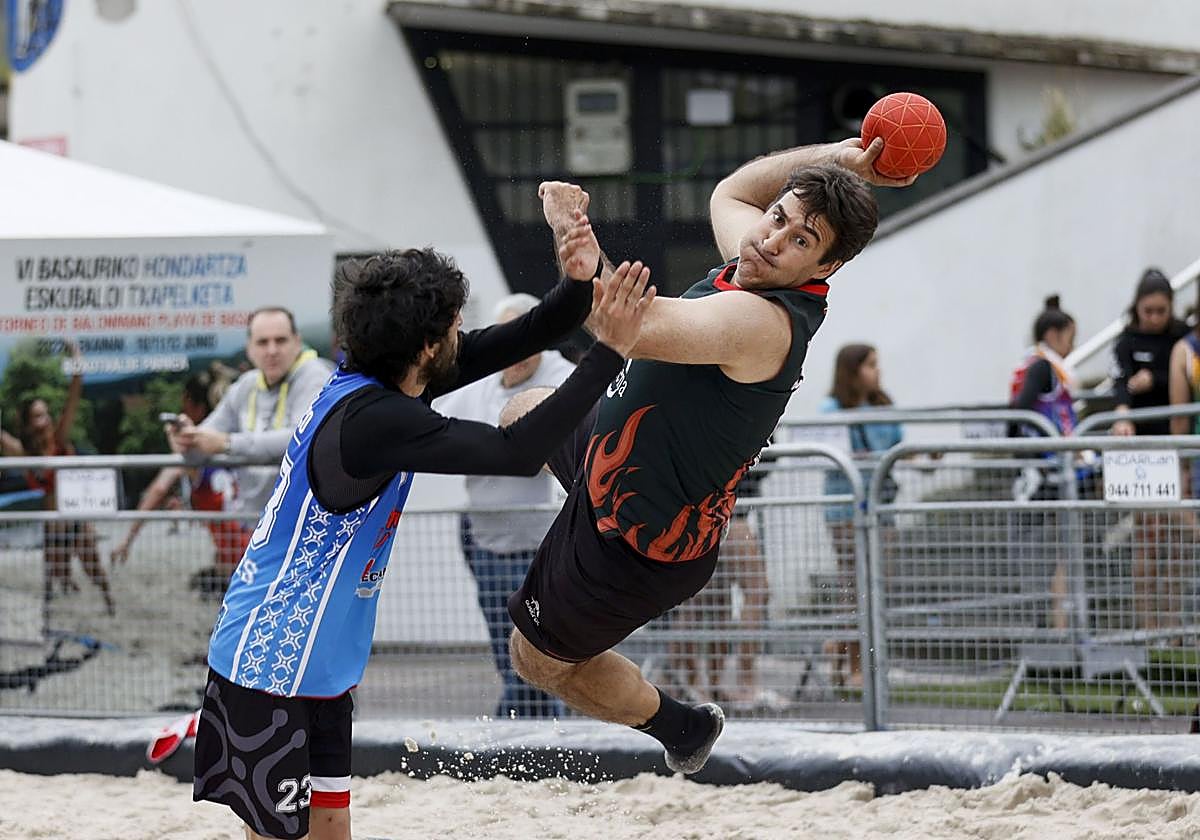 Imagen de una edición anterior del campeonato solidario de balonmano playa de Basauri.