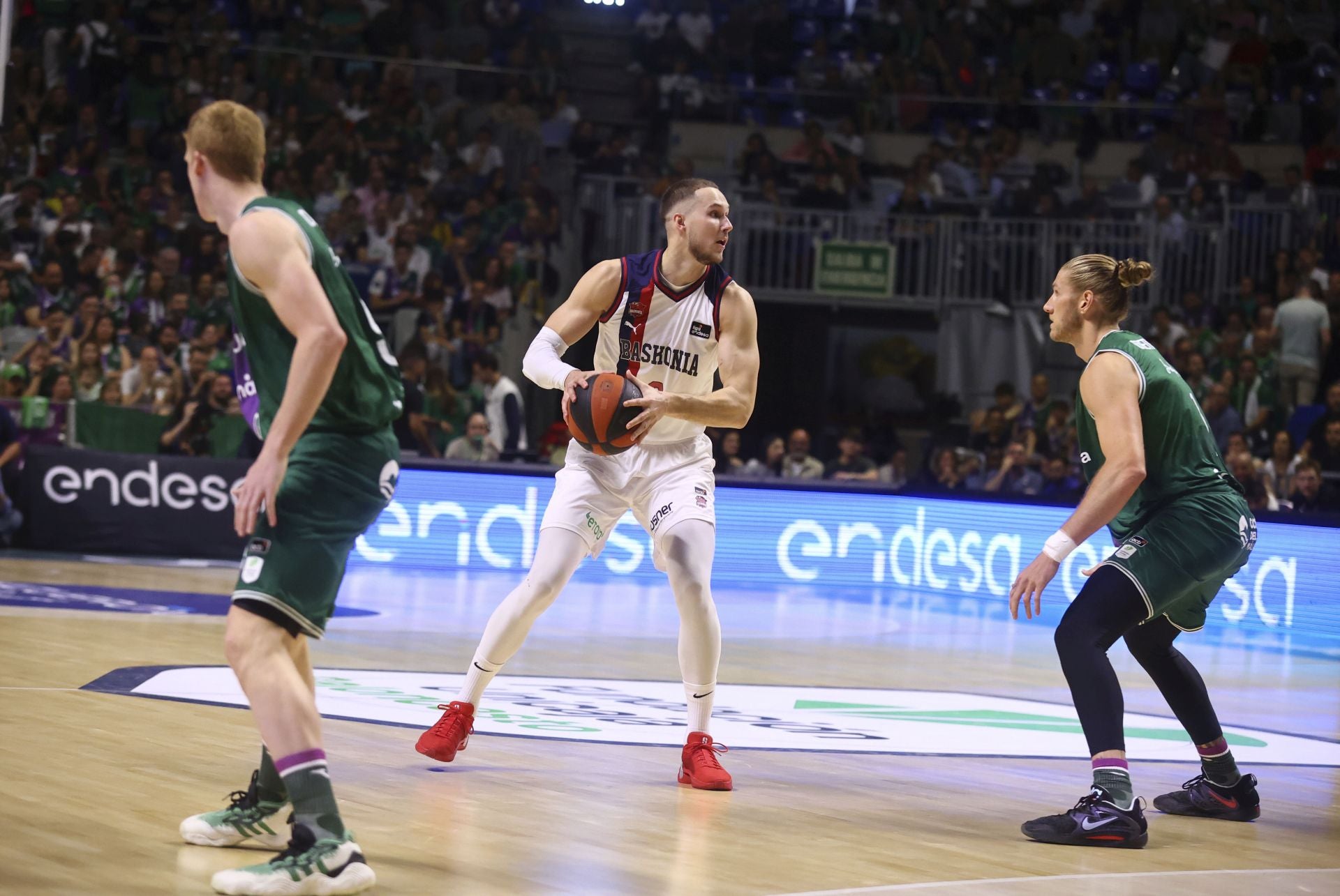 Sedekerskis, ante Osetkowski en el último Unicaja-Baskonia.