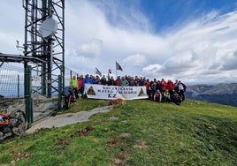 Decenas de vecinos protestan contra los parques eólicos el pasado mes de marzo en la cima del monte Ubieta.