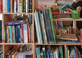 La librería Mara-Mara es uno de los comercios que tendrá un estante con 'lecturas veraniegas' en el estudio de tatuajes No Limits.