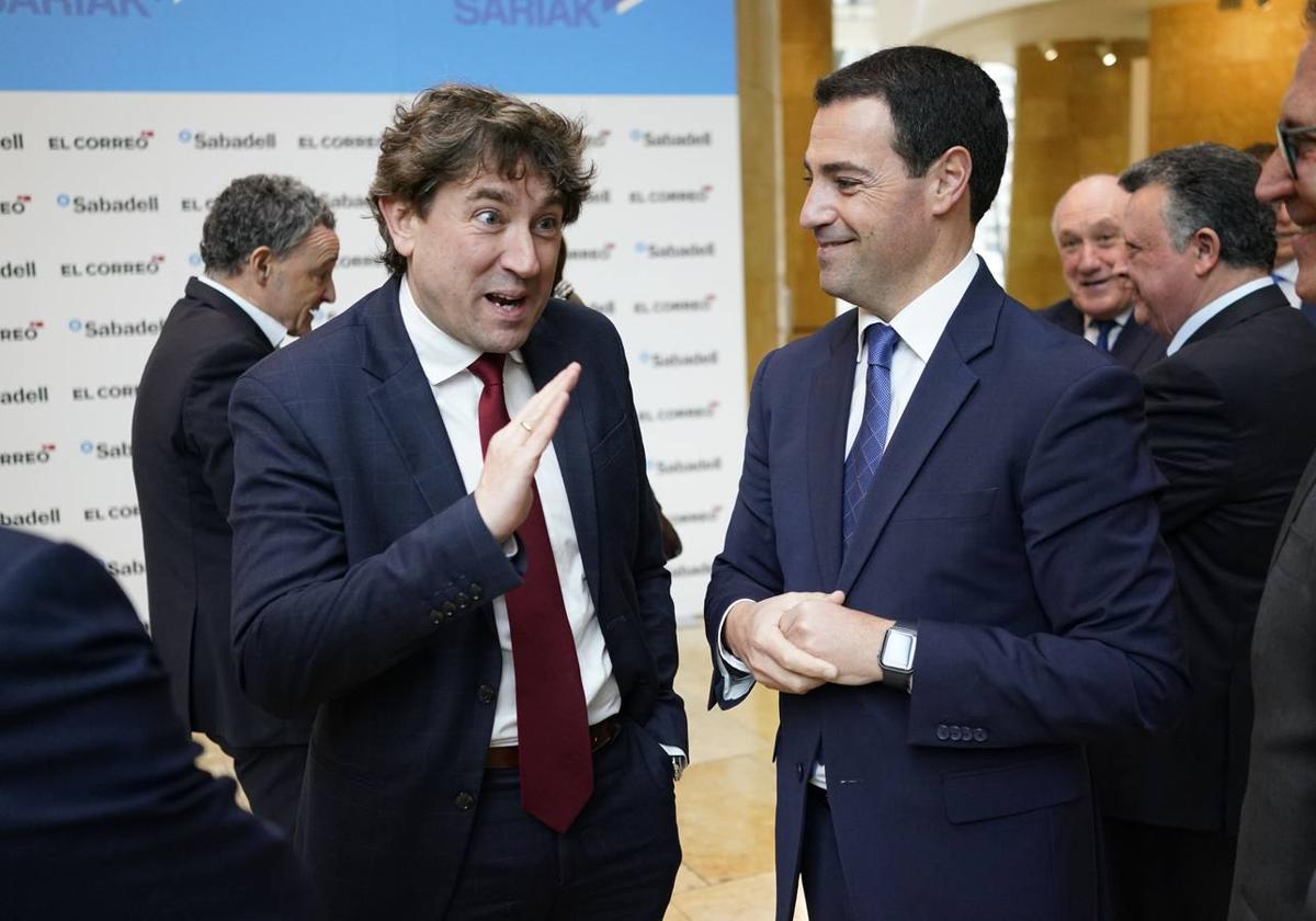 Eneko Andueza e Imanol Pradales charlan de forma distendida durante la gala de los premios Euskadi Avanza de EL CORREO.