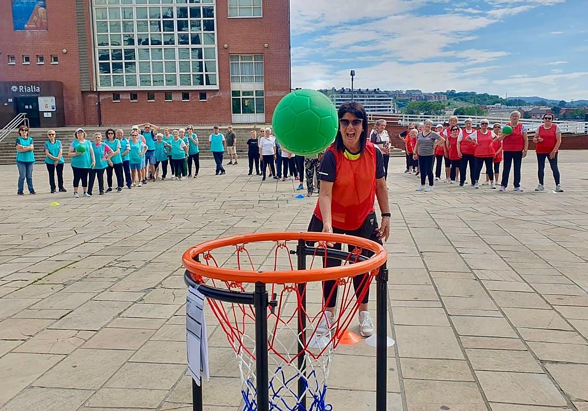 La iniciativa tiene como fin fomentar el deporte entre los mayores y reivindicar ante la población el papel activo que este colectivo tiene en la sociedad.