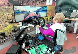 Juana Martínez sintiéndose por un momento piloto de Fórmula 1, en su silla de ruedas.