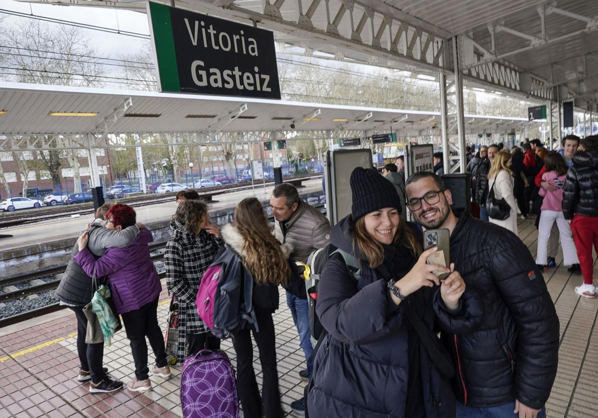 Una pareja se fotografía en Dato antes de salir su tren.