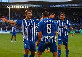 Guevara y Tenaglia felicitan a Antonio Blanco.