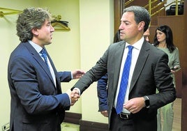 Eneko Andueza e Imanol Pradales se estrechan la mano en el Parlamento vasco.