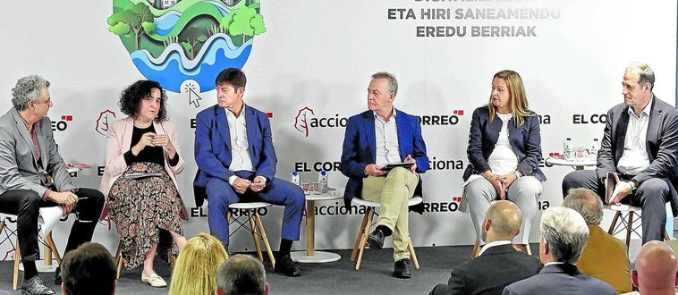 De izquierda a derecha, José Mari Reviriego, jefe de Ciudadanos de EL CORREO; Olga Martín, directora de Aclima, Basque Environment Cluster; Juan Carlos Blázquez, director de desarrollo de negocio de Agua de Acciona; Koldo Urkullu, director de explotación del Consorcio de Aguas Bilbao Bizkaia; Natalia Alegría, directora del Aula del Agua de la Escuela de Ingeniería de Bilbao, y Mitxel Corcuera, director técnico de Aguas del Añarbe.