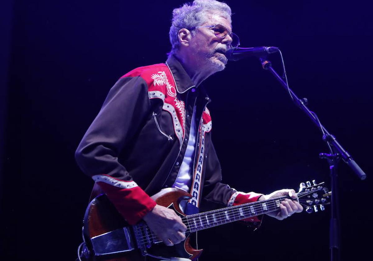 Gary Louris y The Jayhawks, en un momento de su evocador concierto en el Bilbao Arena.