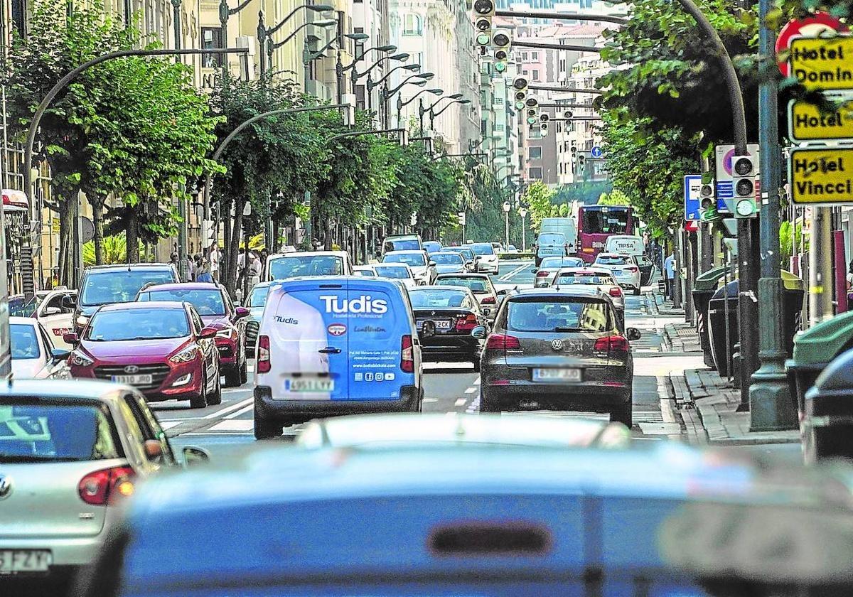 Densidad del tráfico en el centro de Bilbao, donde se limitará el acceso a los vehículos más contaminantes.