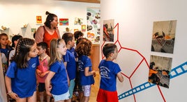 Niños de la escuela Eretza Berri de Sodupe contemplan expuesta en el Guggenheim su obra sobre la silla y la sombra.