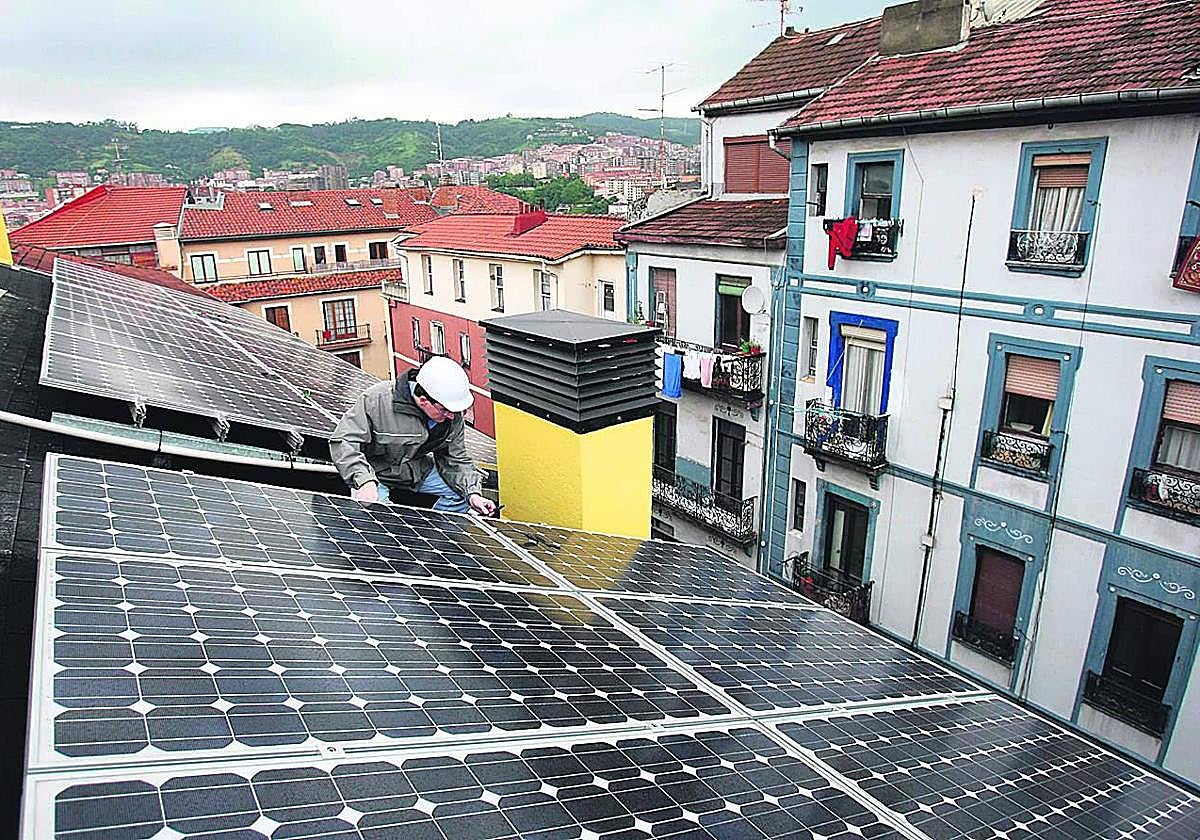 Instalación de placas solares en el tejado de una vivienda.