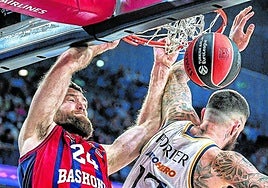 Poderoso mate de Matt Costello ante el intimidador Vicent Poirier.