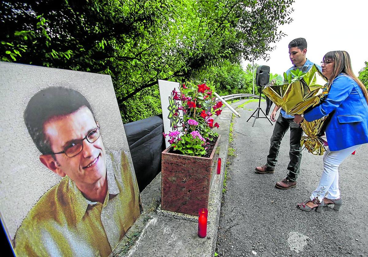 Paqui Hernández participa en un homenaje tributado a Eduardo Puelles en el aparcamiento de Arrigorriaga en el que fue asesinado.