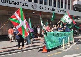 Trabajadores de Uber se concentran frente a la sede del Gobierno vasco en Bilbao.