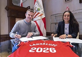 El presidente del Athletic, Jon Uriarte, y Naia Landaluze, durante la firma del contrato.