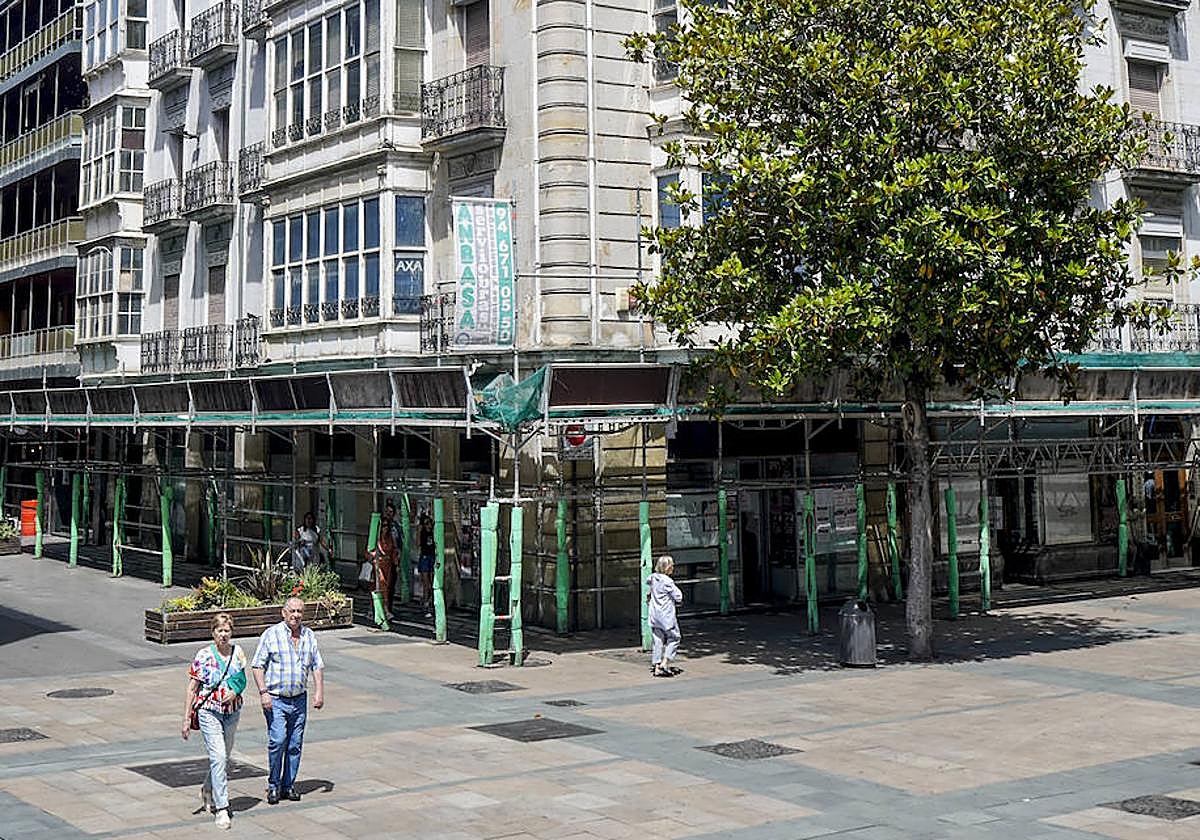 El andamio rodea el edificio desde hace más de dos años.