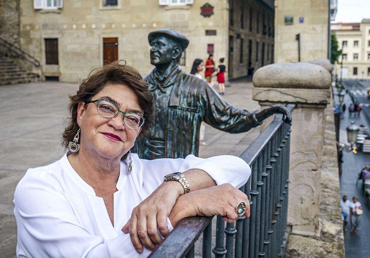 Elena Martínez de Madina posa junto a la estatua de Celedón, en la balconada de San Miguel.