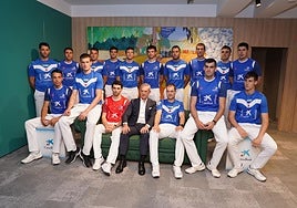 Pelotaris participantes en la sede de CaixaBank, patrocinador que da nombre al torneo.