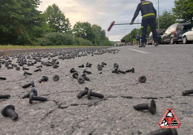 Los bomberos de Vitoria, en labores de limpieza de la vía.