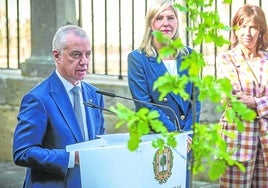 El lehendakari en funciones, Iñigo Urkullu, recibió ayer un homenaje de las Juntas Generales de Bizkaia y le obsequiaron con un retoño del Árbol de Gernika.