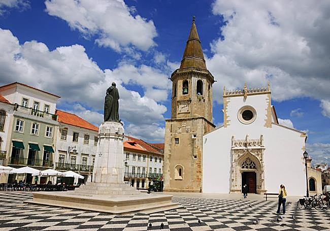 Iglesia de San Juan Bautista en la Plaza Mayor de Tomar.