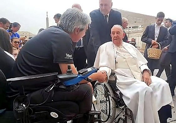 La expedición alavesa, junto al Papa en el Vaticano.
