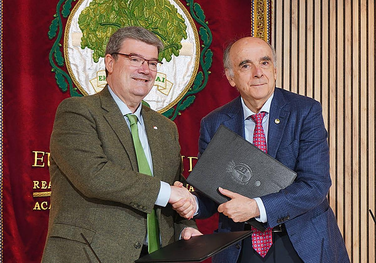 Juan Mari Aburto eta Andres Urrutia, lankidetza hitzarmena sinatu ostean.