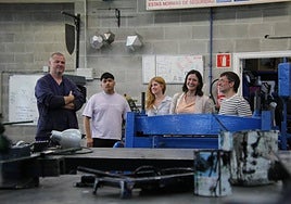 La alcaldesa, Mireia Elkoroiribe, y el concejal, Asier Perugorria, visitaron las instalaciones del centro educativo.