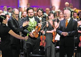 George Benjamin (a la derecha) saluda junto al maestro Santiago Serrate, que dirigió a la Orquesta Sinfónica de Madrid.