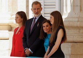 El dolor obliga a la reina Letizia a sentarse durante los actos del décimo aniversario de la coronación de Felipe VI