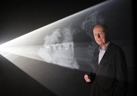 Anthony McCall, dentro de su obra 'Fracción de segundo Espejo IV' (2024), que acaba de inaugurarse en el Guggenheim.